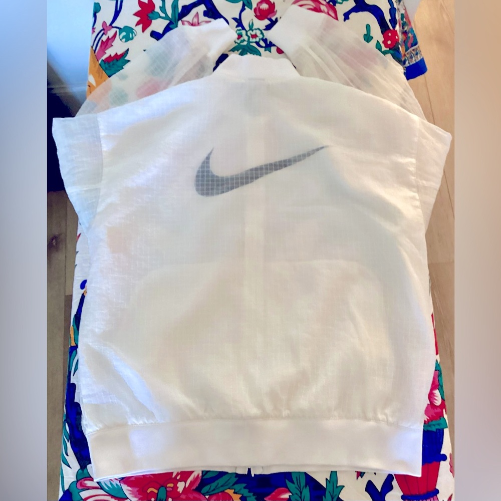 NWOT Nike Women's essentials bomber jacket new with out tags!